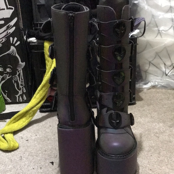 👽🆕Dolls Kill / YRU Reflective Alien Platform Boots! BNIB! Size 8!👽SOLD OUT! - Picture 7 of 16